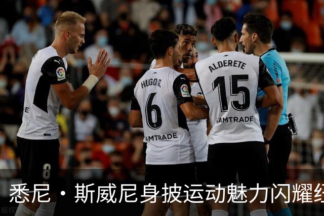 悉尼·斯威尼身披运动魅力闪耀纽约时代广场